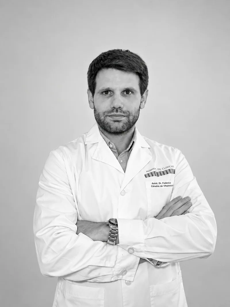 Dr. Federico Stipanicic con túnica médica
